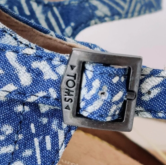 TOMS Clarissa Sandals 9.5 Blue Batik Textile Wrapped Wedge - Picture 11 of 16